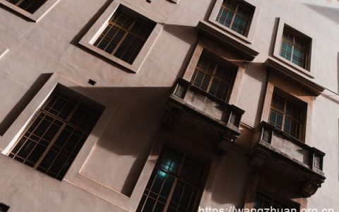 深圳被坠窗砸中男童去世，外墙面坠物已成物管难题